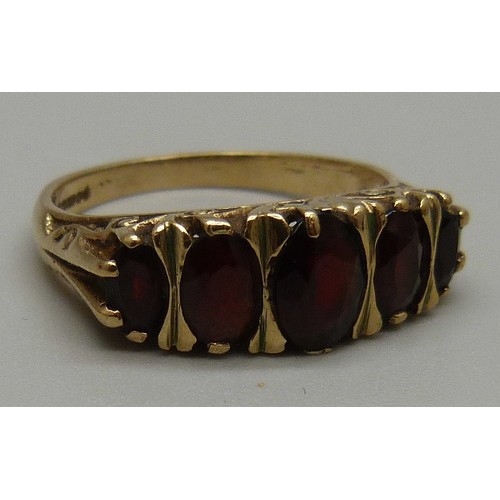 937 - A 9ct gold and five stone garnet ring, 3.7g, Q