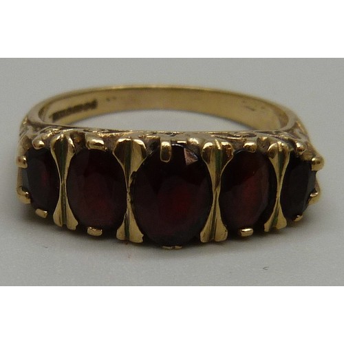 937 - A 9ct gold and five stone garnet ring, 3.7g, Q