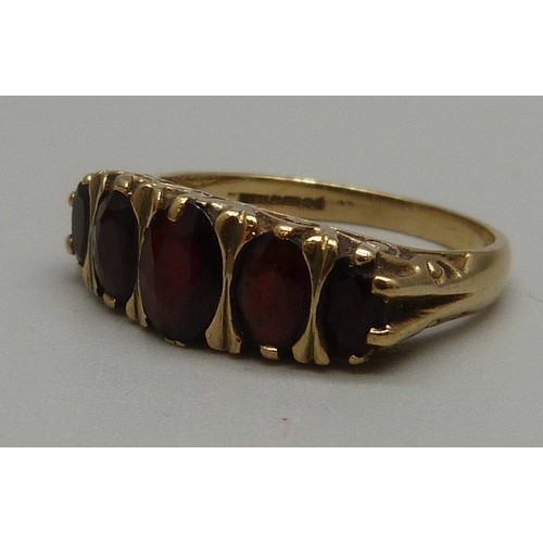 937 - A 9ct gold and five stone garnet ring, 3.7g, Q