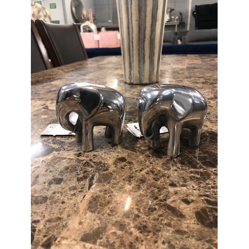 1457A - A pair of polished silver elephants (3478406)   #