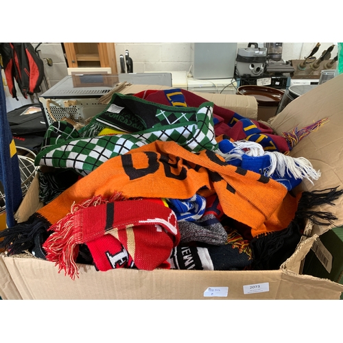 2073 - Approx 40-50 assorted football scarves