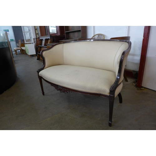 77 - An Edward VII Hepplewhite Revival carved mahogany and fabric upholstered settee