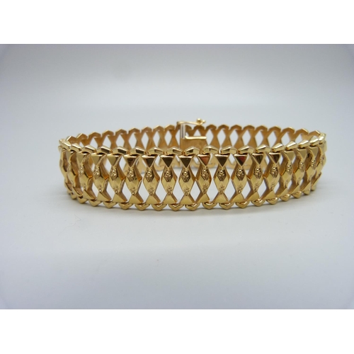 1002 - An 18ct gold bracelet, marked 750, 26.6g