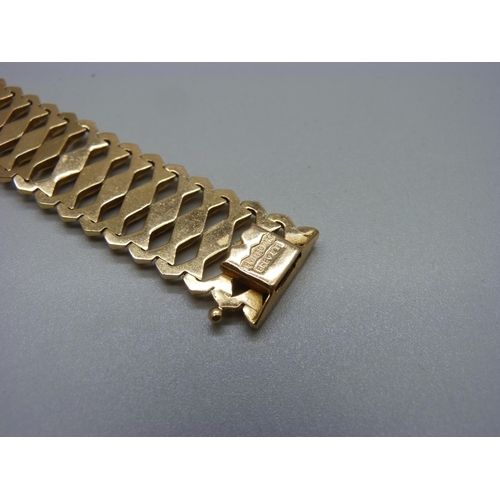 1002 - An 18ct gold bracelet, marked 750, 26.6g