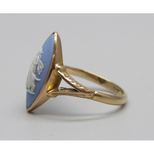 1014 - A 9ct gold Wedgwood ring, 2.8g, O