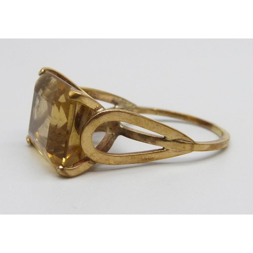 1052 - A 9ct gold and citrine ring 5.4g, O