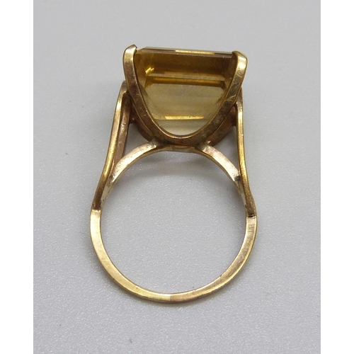 1052 - A 9ct gold and citrine ring 5.4g, O