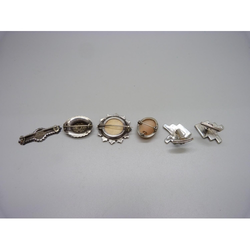 1081 - A pair of silver cufflinks, a Victorian silver brooch and three other brooches which test as silver