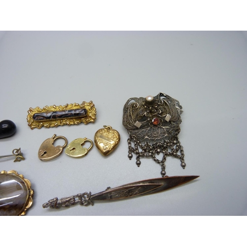 1082 - Vintage jewellery, (two agate set brooches cracked)