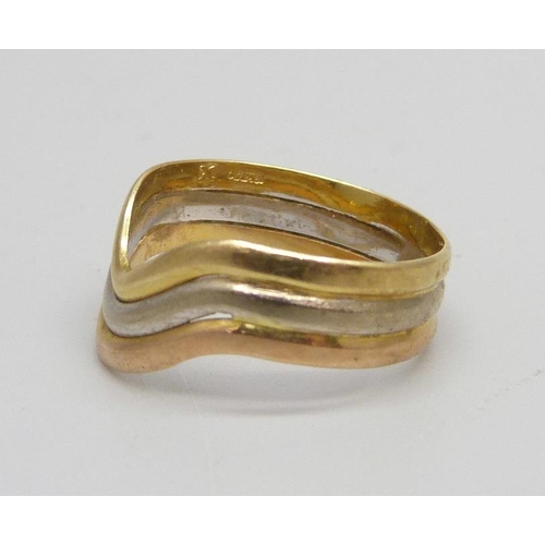 1086 - An 18ct tri-colour gold ring, 3.2g, N