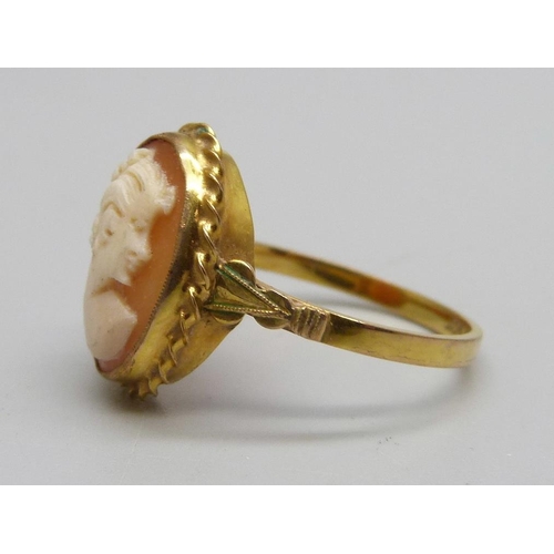 1102 - A 9ct gold cameo ring, 2.7g, P