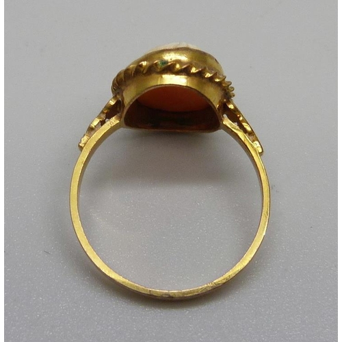 1102 - A 9ct gold cameo ring, 2.7g, P