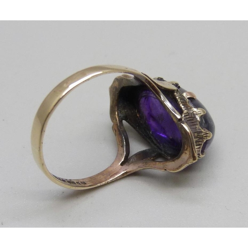 1120 - A 9ct gold and amethyst cabochon ring, 3.9g, P