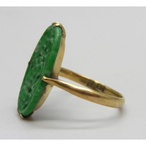 1121 - A carved green jade ring with Chinese marks, 2g, J