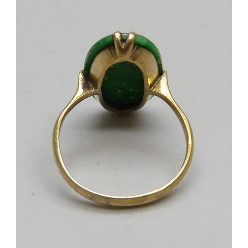 1121 - A carved green jade ring with Chinese marks, 2g, J