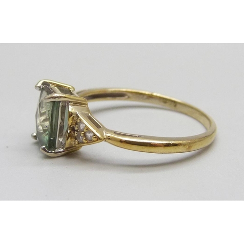 1122 - A silver, green and white gemstone ring, S