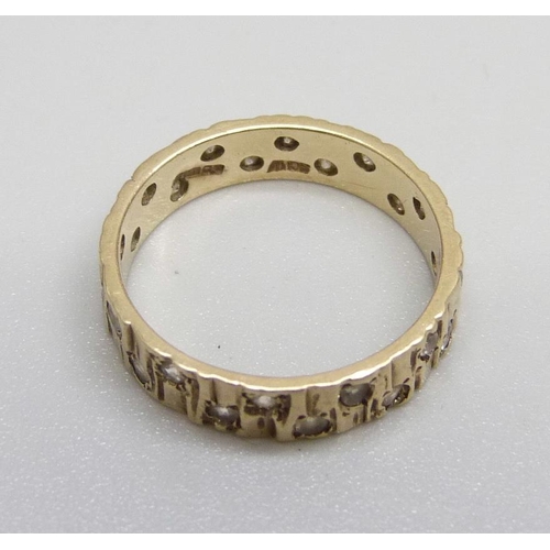 1132 - A 9ct gold and white stone ring with bark effect, 2.5g, M