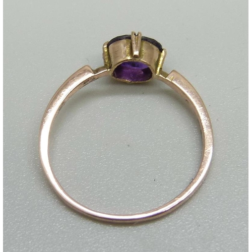 1137 - A 9ct gold, amethyst solitaire ring, 1.3g, P