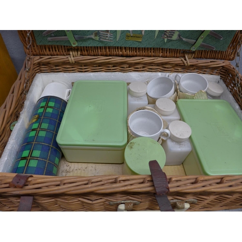 1187 - A picnic set and basket, including Thermos flask **PLEASE NOTE THIS LOT IS NOT ELIGIBLE FOR POSTING ... 