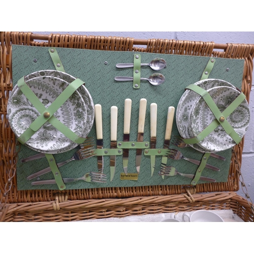 1187 - A picnic set and basket, including Thermos flask **PLEASE NOTE THIS LOT IS NOT ELIGIBLE FOR POSTING ... 