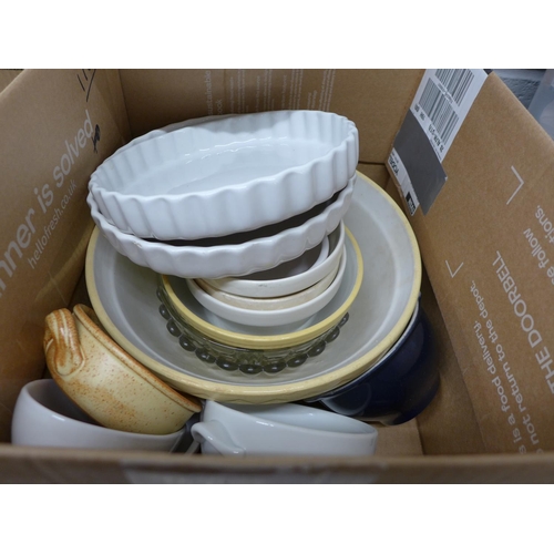 1190 - A collection of glass and china bowls **PLEASE NOTE THIS LOT IS NOT ELIGIBLE FOR POSTING AND PACKING... 