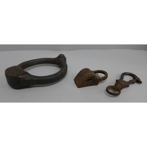 620 - A shackle bearing inscription, a dog clip and a padlock