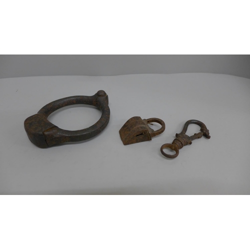 620 - A shackle bearing inscription, a dog clip and a padlock