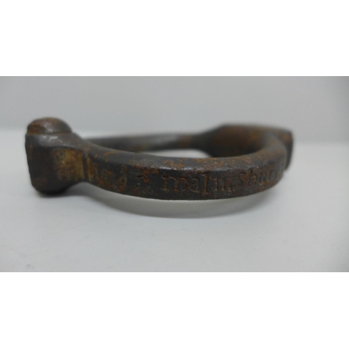 620 - A shackle bearing inscription, a dog clip and a padlock