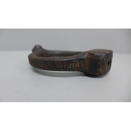 620 - A shackle bearing inscription, a dog clip and a padlock