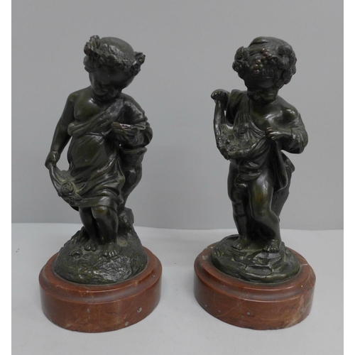 628 - A pair of bronze putti on marble bases, 20cm