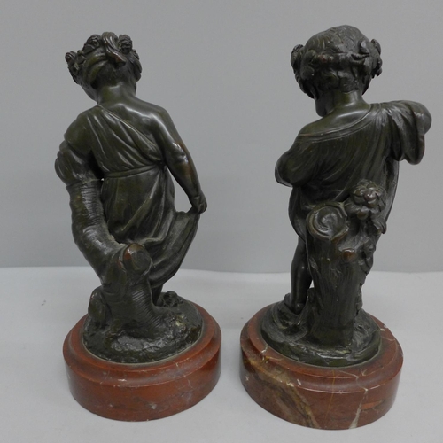 628 - A pair of bronze putti on marble bases, 20cm