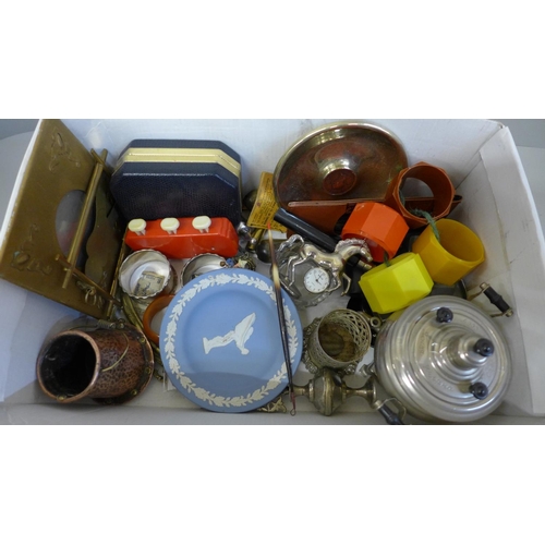 716 - Assorted items including a Wedgwood jasperware dish, a hammered copper pot, a photograph frame etc.