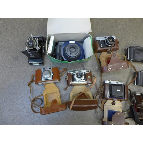 751 - Cameras including Voigtländer Compar-Rapid, Voigtlander Color-Skapar, Bacda Baldix, GoedFed 2 and Fu... 