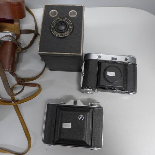 790 - A collection of vintage cameras, including Yashica and Kodak