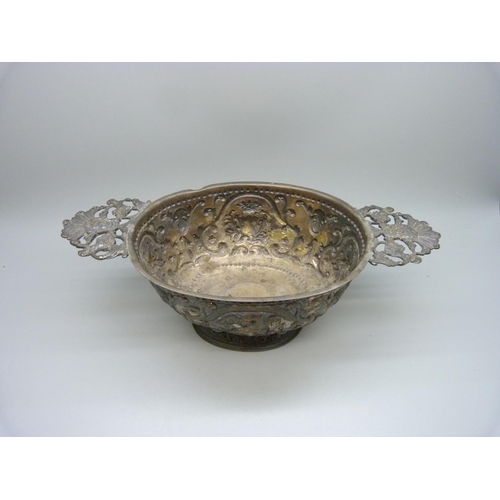 867 - A continental silver two handled bowl, 263g, 24cm wide