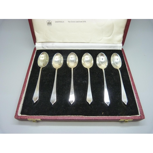 877 - A set of six silver spoons, Silver Hallmarks, cased, 65g