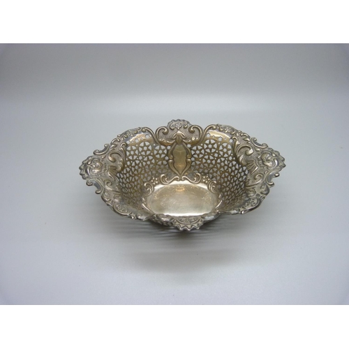 882 - A pierced silver bonbon dish, Birmingham 1904, 71g