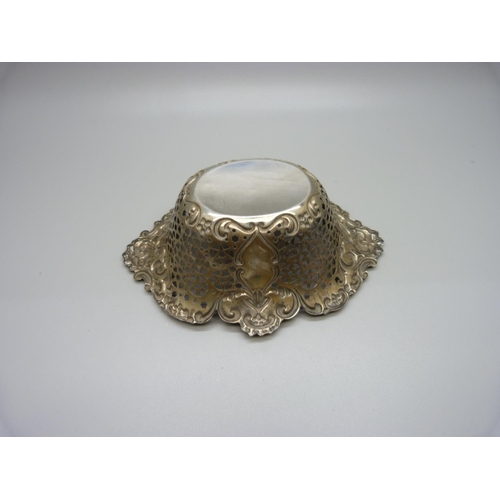 882 - A pierced silver bonbon dish, Birmingham 1904, 71g