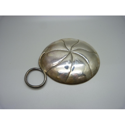 883 - A small 925 silver dish with handle, 149g, diameter of bowl, 12cm