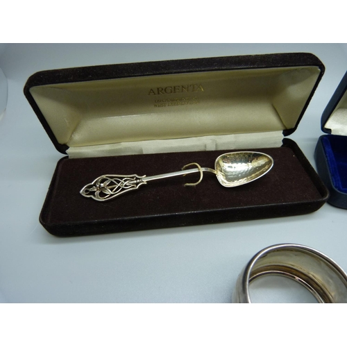 892 - A small Victorian silver pot, a silver napkin ring, a/f and two silver spoons, boxed, 74g