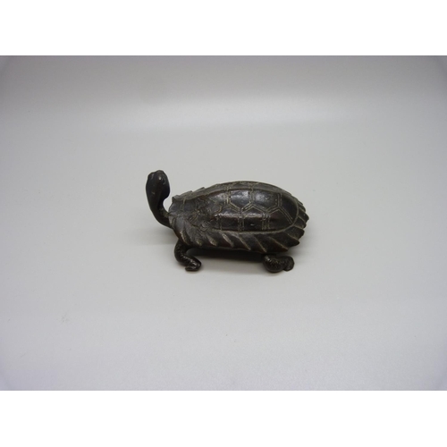 899 - A bronze model of a tortoise, length 75mm