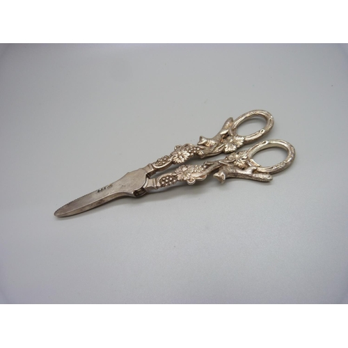 912 - A pair of silver grape scissors by Roberts & Beck, Sheffield 1949, 126.6gms