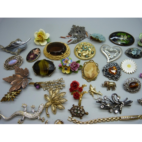 917 - A collection of brooches