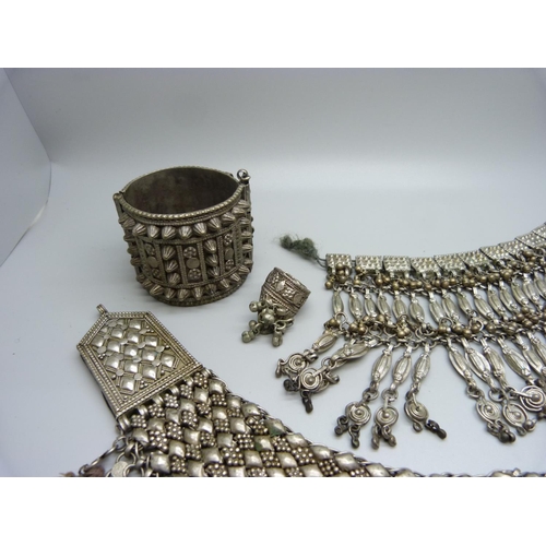 924 - A collection of Asian/African jewellery