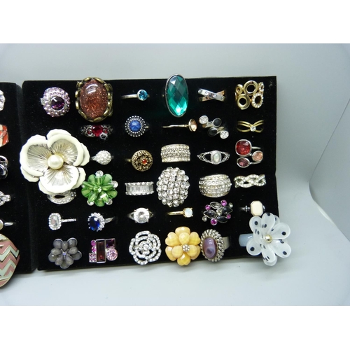 949 - A collection of costume rings