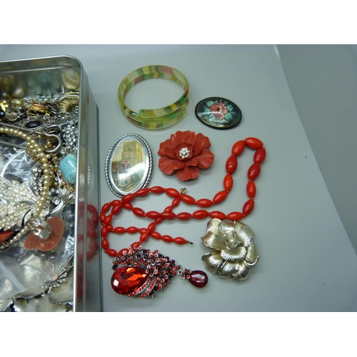 952 - Costume jewellery