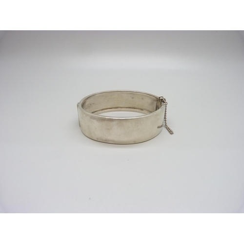 956 - A Victorian bangle, (tests as silver)