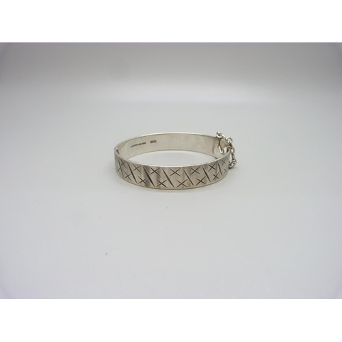 957 - A hallmarked silver bangle, 30g