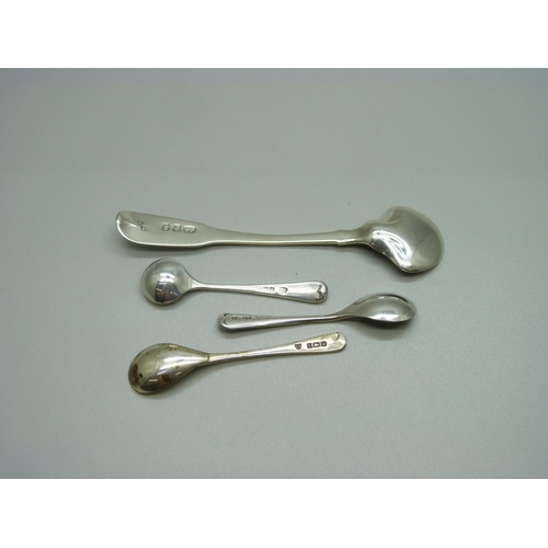 960 - Four silver condiment spoons, 24g