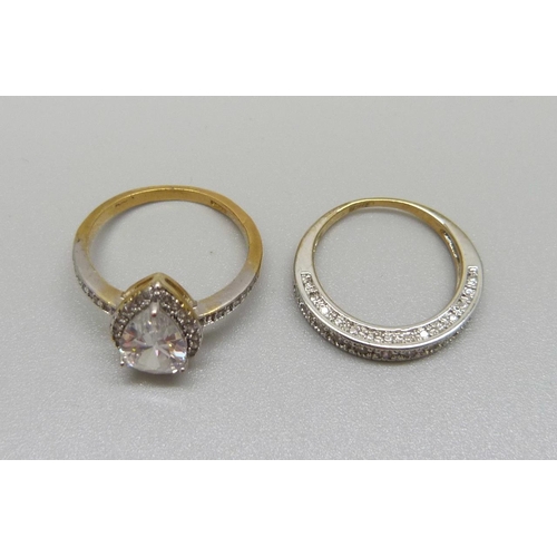 980 - Two silver gilt dress rings, M and P